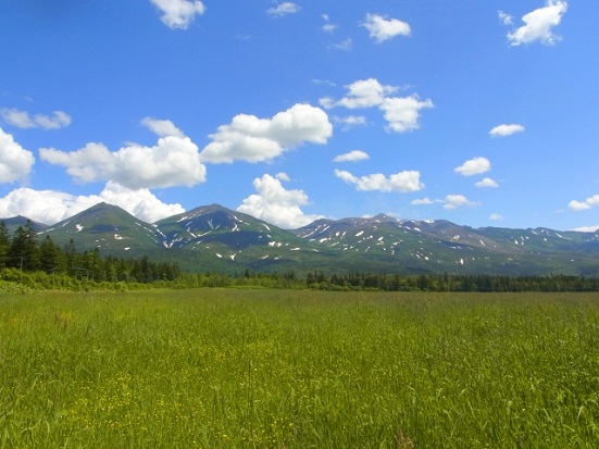 草原と山 潜在意